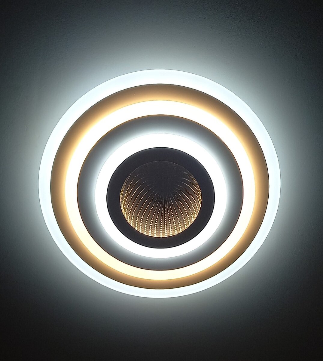 Обратите внимание на световую дорожку по центру люстры