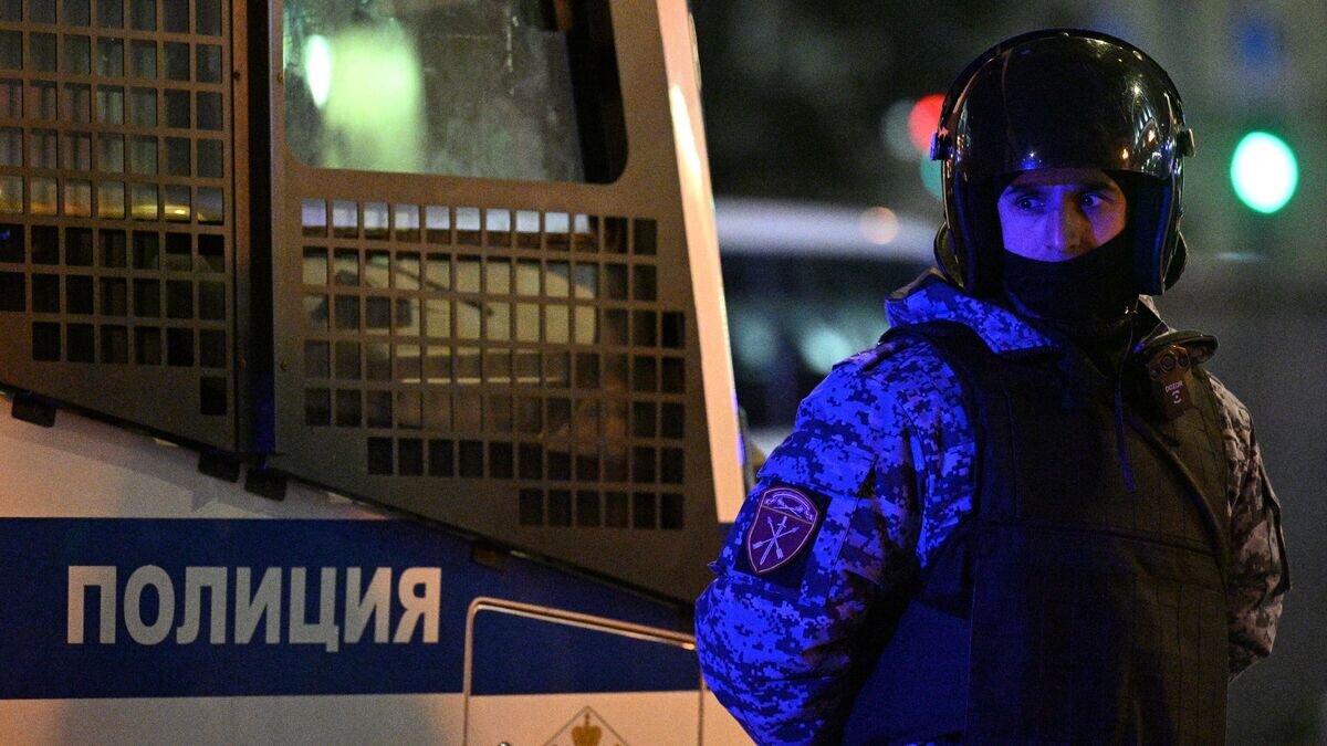    Сотрудник полиции в отцеплении на несанкционированной акции в Москве© РИА Новости / Рамиль Ситдиков