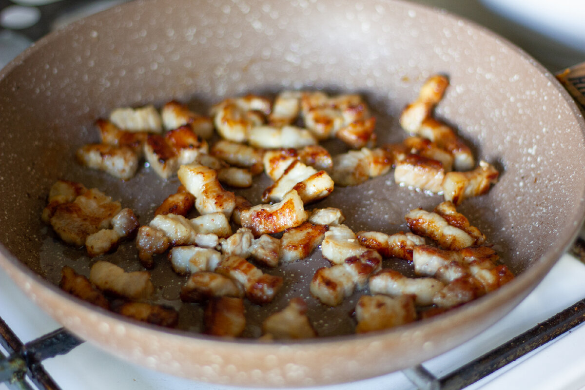 После обжарки из кусочков вытопилось сало, они потеряли в объеме