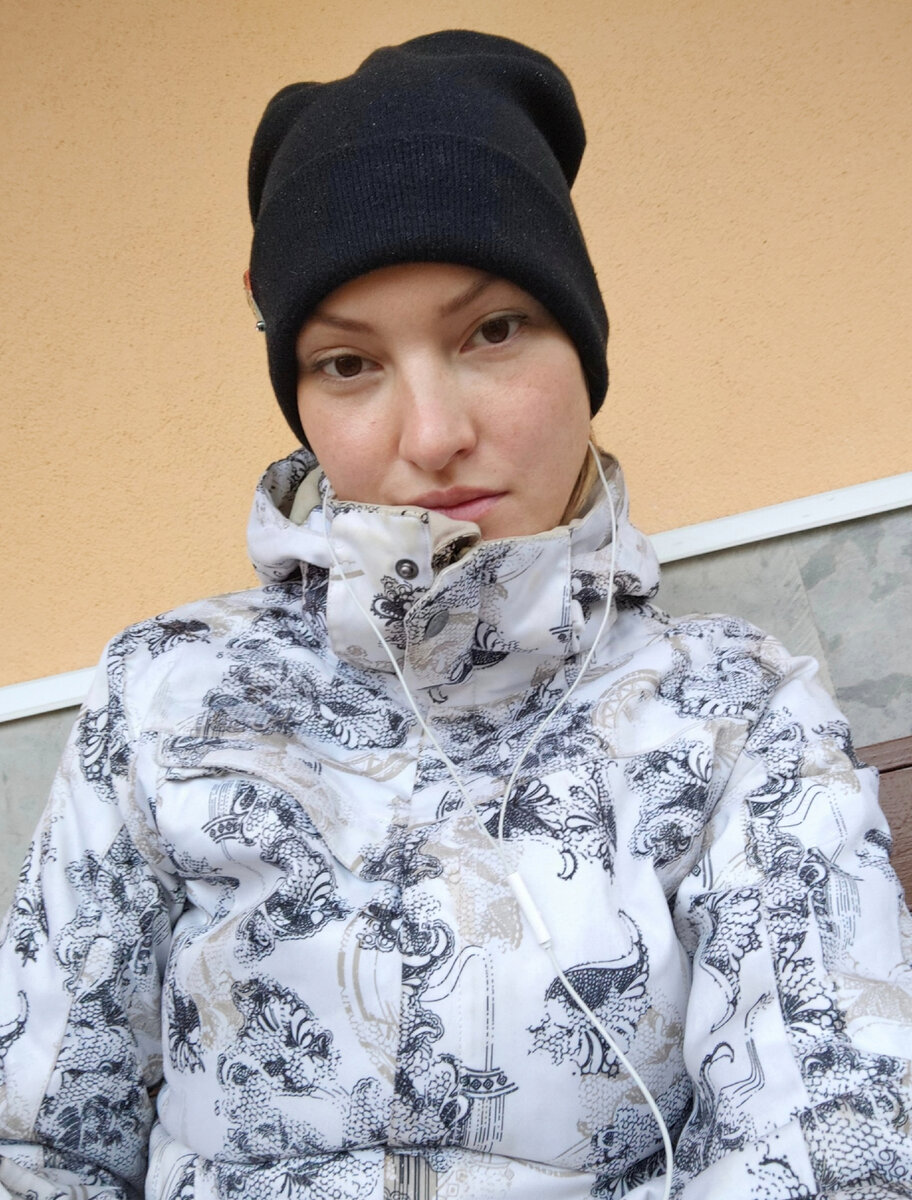 Сижу грустная в немодной, зато теплой куртке).