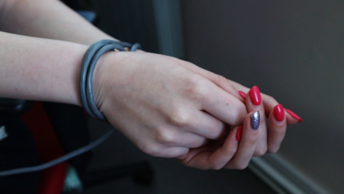     Жительница Октябрьского округа Приморья изготавливала и употребляла наркотик из кустов конопли. Всего в ее доме нашли более полутора килограммов запрещённого растения.