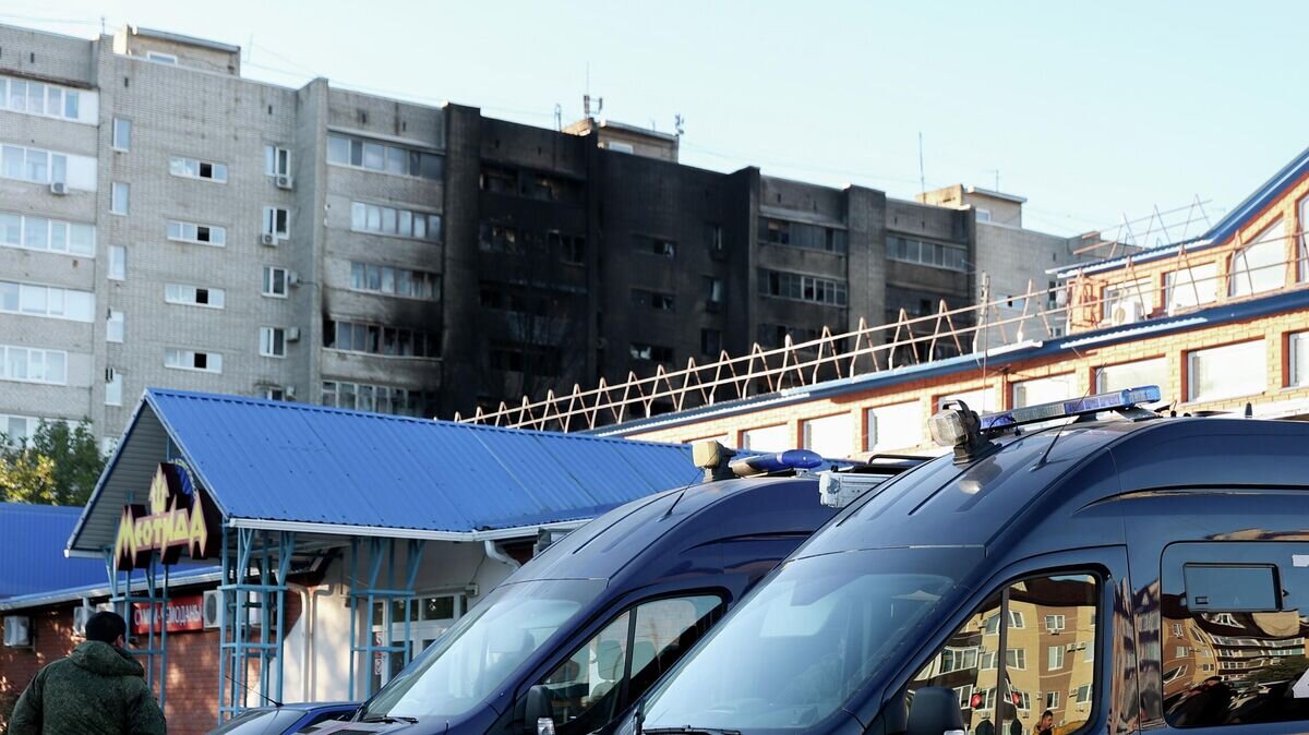    Автомобили Следственного комитета у многоэтажного дома, повреждённого в результате крушения истребителя-бомбардировщика Су-34 в Ейске© РИА Новости / Виталий Тимкив