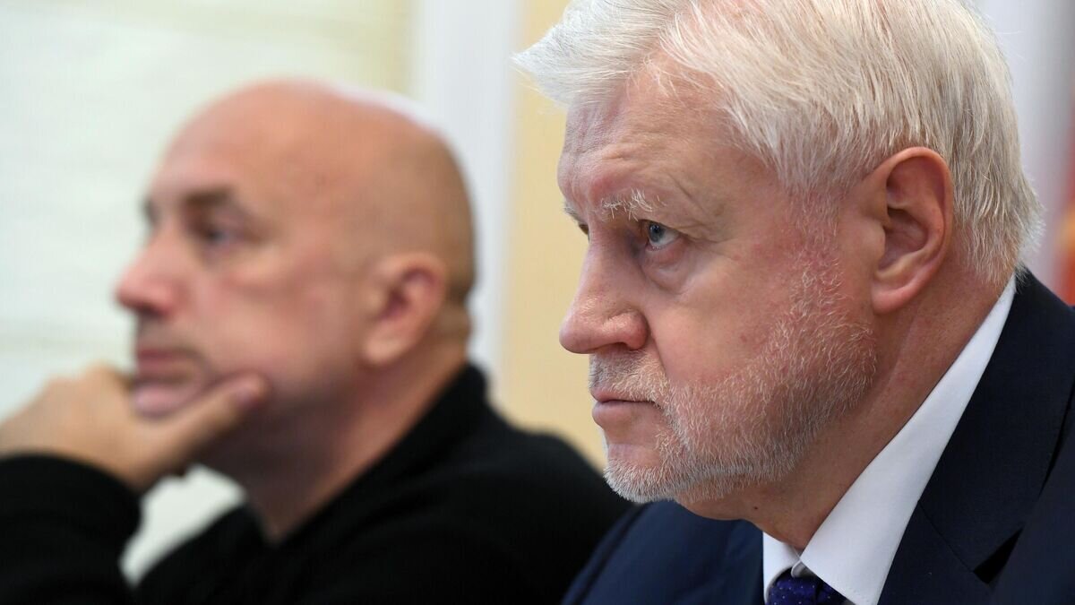    Сергей Миронов и Захар Прилепин во время совещания предвыборного штаба партии "Справедливая Россия – за правду"© РИА Новости / Кирилл Каллиников