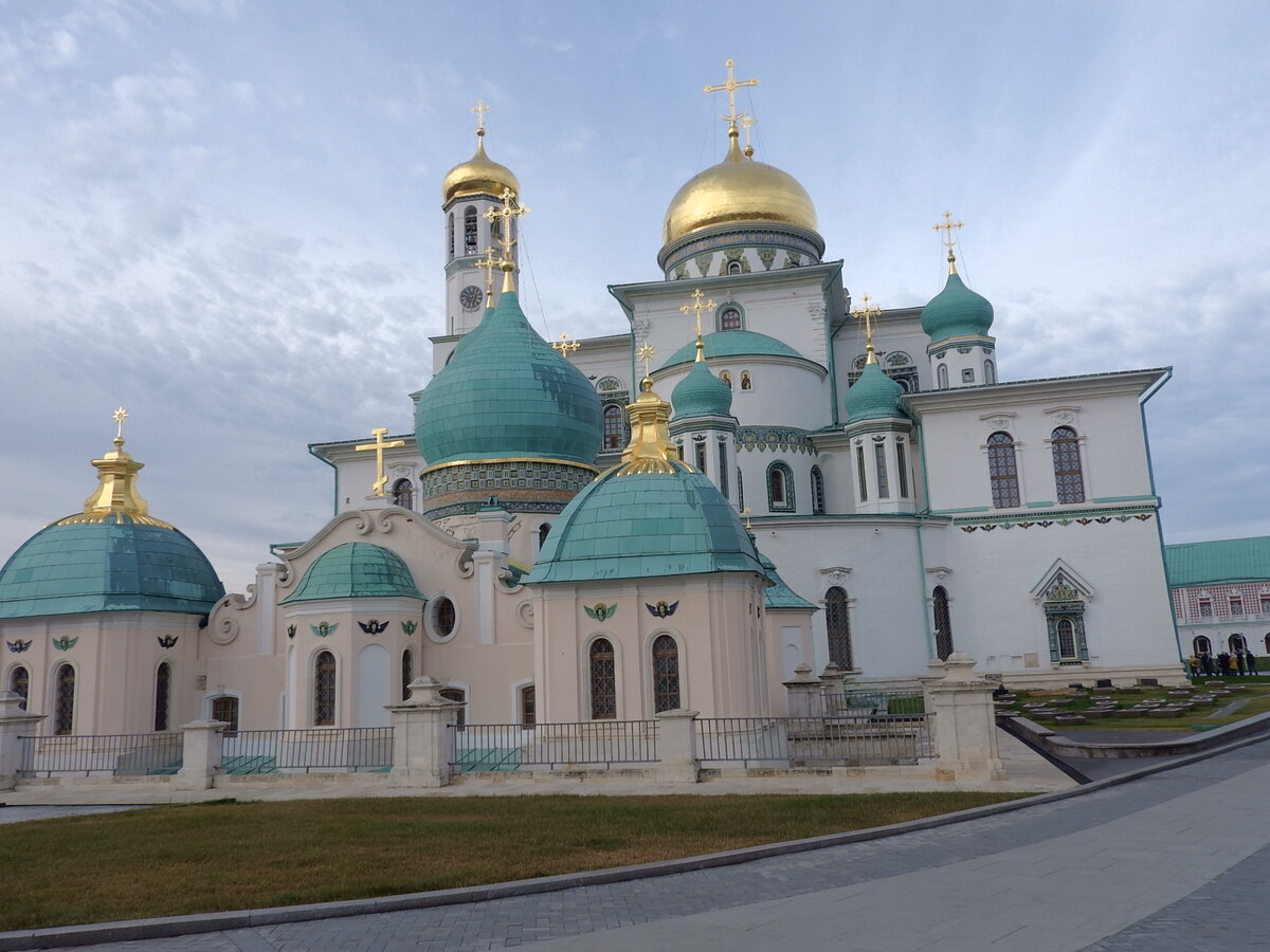 Ново-Иерусалимский монастырь, Воскресенский собор, Церковь Трех Святителей Великих и Подземная церковь Константина и Елены
