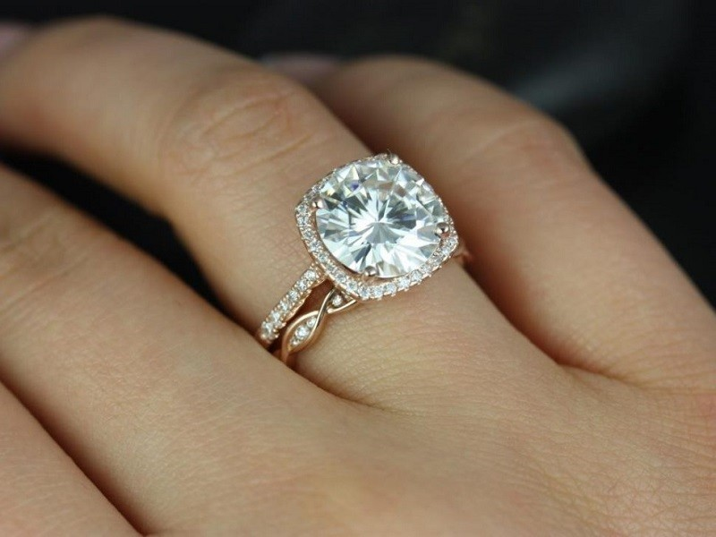 Красивые кольца с бриллиантами на руке