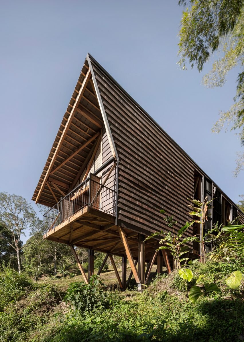 Источник изображения https://static.dezeen.com/uploads/2021/09/woven-house-santiago-pradilla-zuloark-architecture_dezeen_2364_col_65-852x1193.jpg