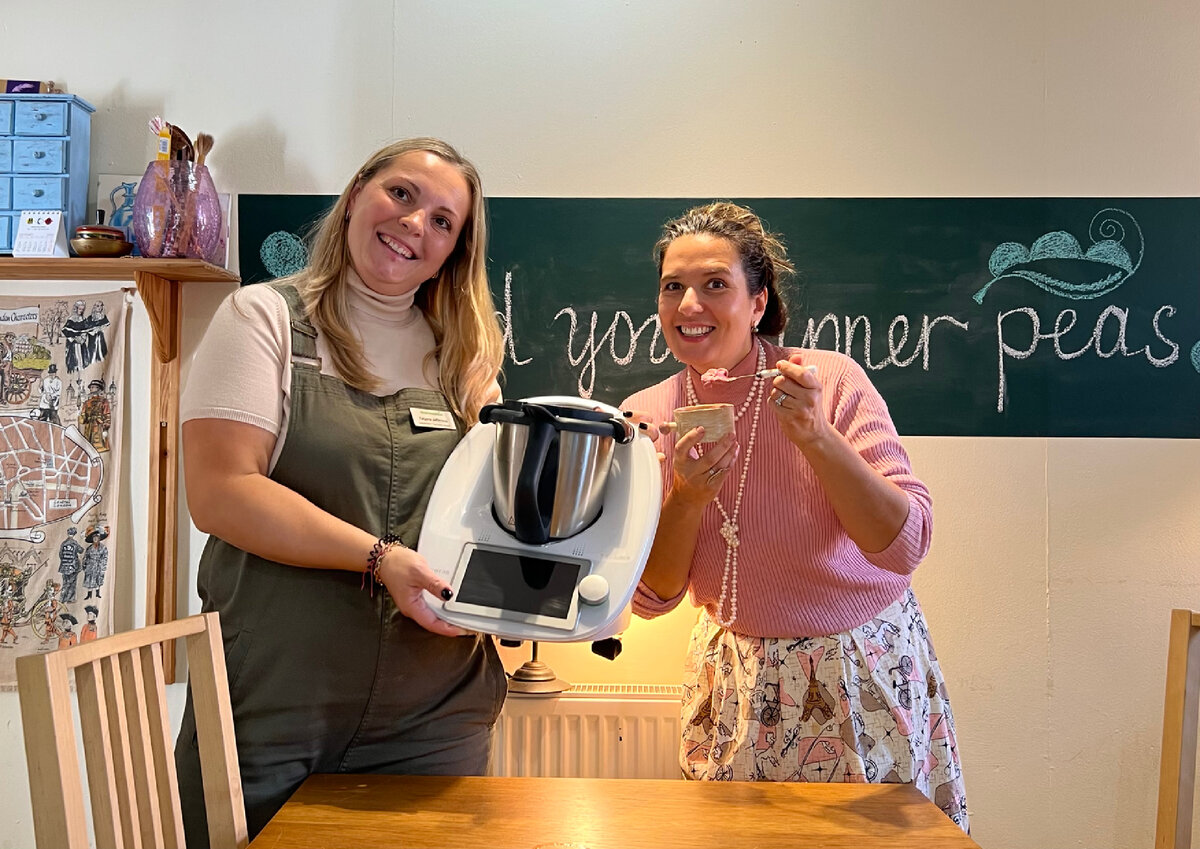 Термомикс в руках у консультанта по Термомиксу и я, Марина Ингрид, пробую божественно вкусный десерт. Фотография из личного архива. 