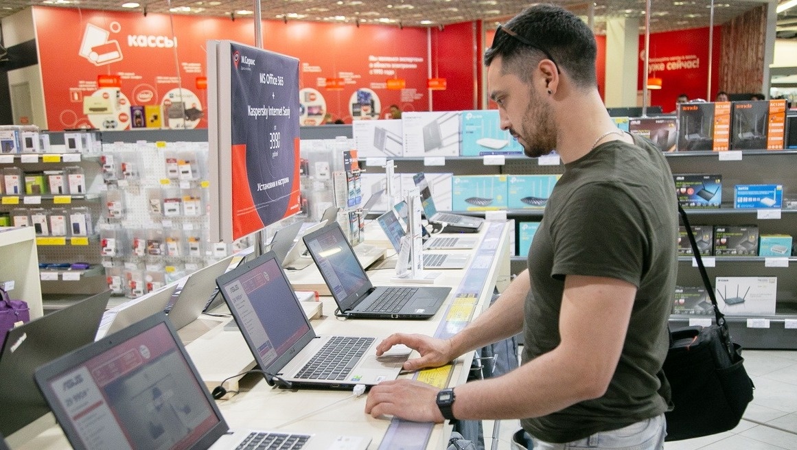     Продавцы жалуются на скудный ассортимент техники и падение интереса покупателей. Нет продаж — нет выручки.