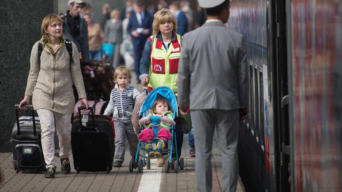    Пассажиры на перроне Казанского вокзала перед отправлением поезда Москва-Адлер© РИА Новости / Илья Питалев