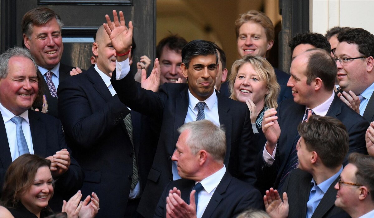 Премьер министр в каждой. Премьер-министр Англии Риши Сунак. Премьер-министр Британии сейчас Риши Сунак. Новый премьер министр Риши Сунак. Премьер министр Великобритании 2023.