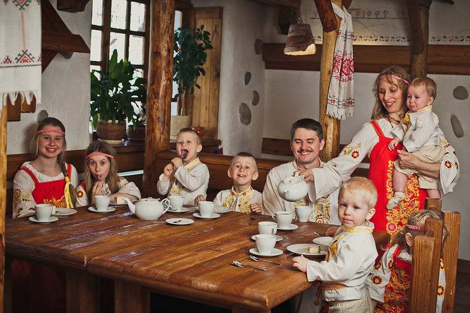 Russian family traditions. Русская семья. Многодетная Славянская семья. Славянская семья за столом. Русская православная семья.