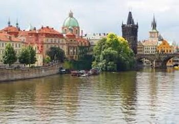 Набережная реки Влтава в Праге (Чехия)