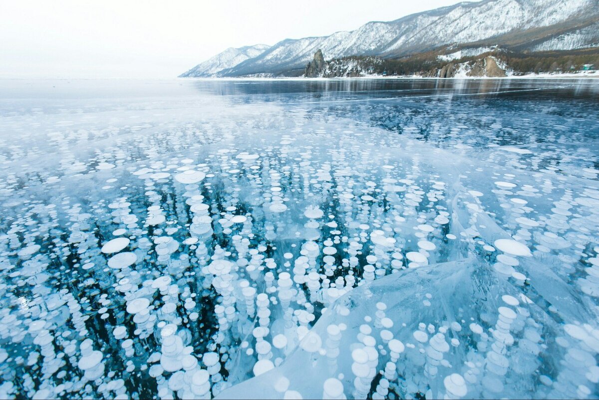 Озеро Байкал лед. Замерзшее озеро Байкал. Иркутск Байкал зимой. Голоустное Байкал пузырьки. Мелкий лед на воде