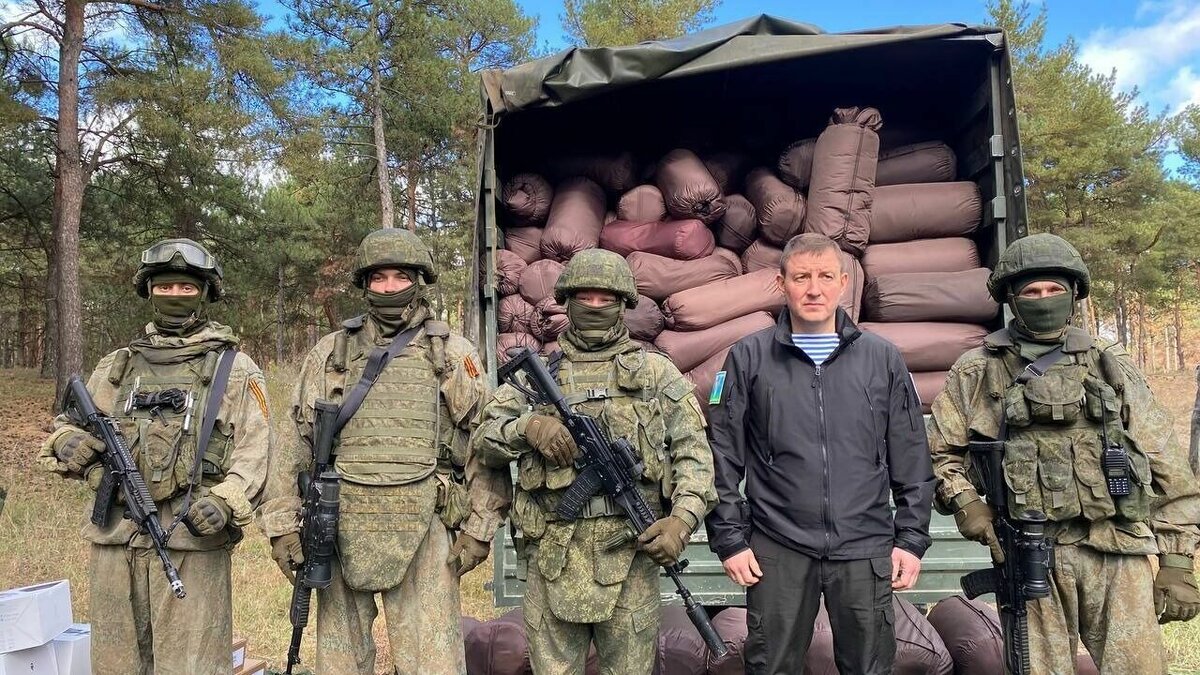     Андрей Турчак, секретарь генсовета партии “Единая Россия”, передал спецсредства и экипировку десантникам под Херсоном. Турчак доставил военнослужащим коптеры, беспилотники и средства связи.