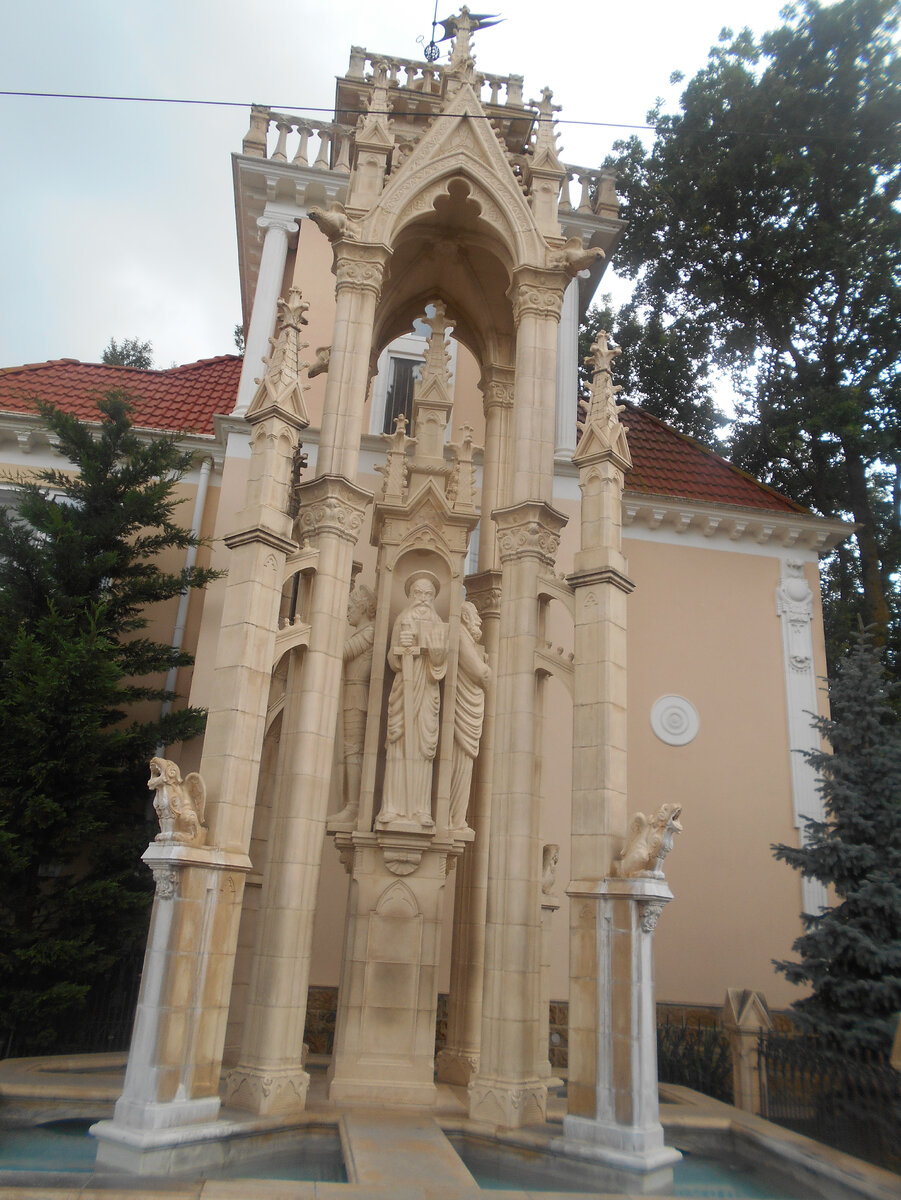 Перед входом в парк. Фото автора.
