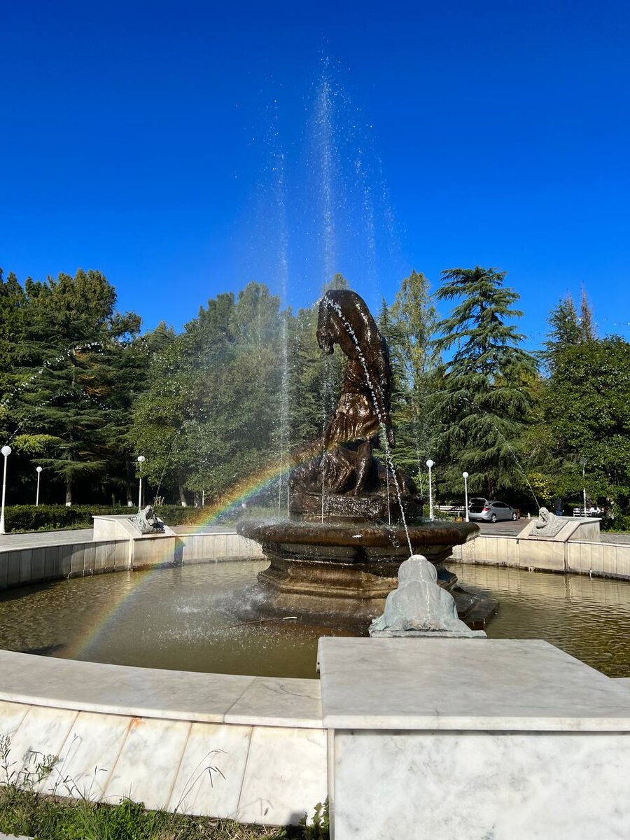 Фонтан у главного входа в "Источник №6" был дополнен радугой. 