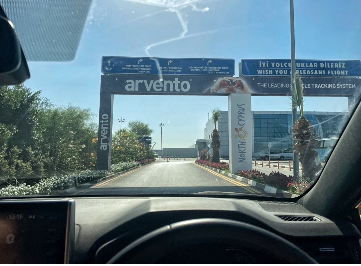 Въезд в аэропорт Эрджан. Северный Кипр