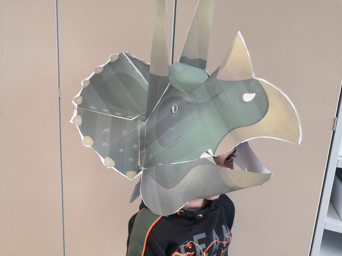 Детки наряжались в динозавров