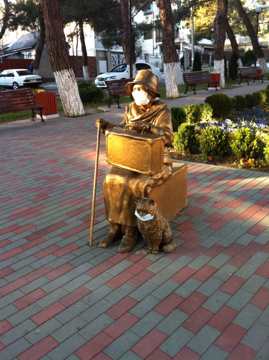 По маскам можно легко понять, в каком году сделано фото.