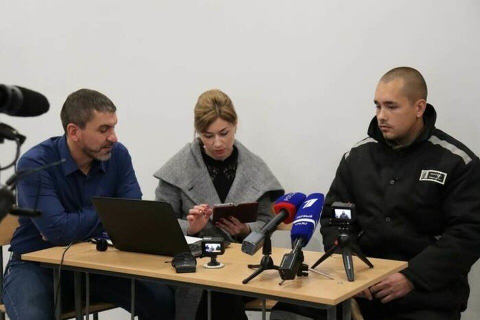     Представитель омбудсмена ЛНР Алина Нечаева помогла Владиславу Кашенцу (справа) пообщаться по видеосвязи с матерью. Фото: Омбудсмен ЛНР