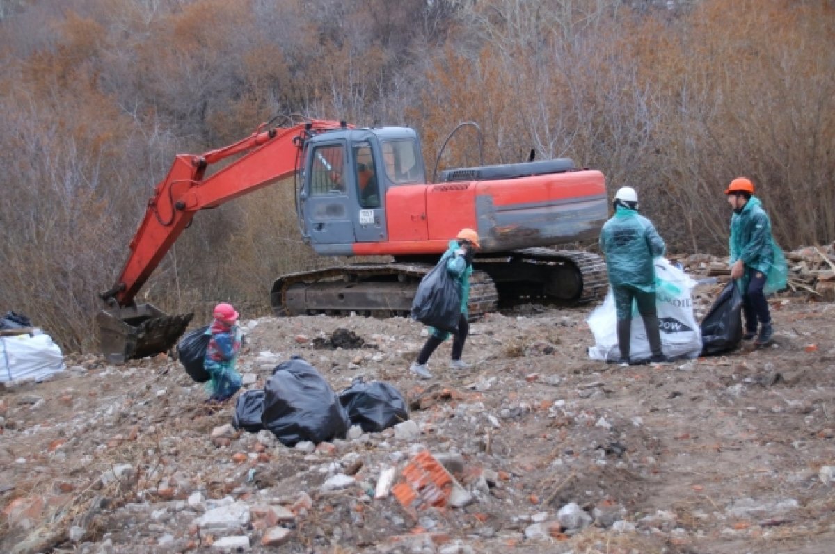    В Тюмени приступили к уборке мусора со склонов лога реки Тюменки