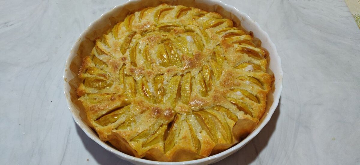 Яблочный пирог приготовлен на молоке