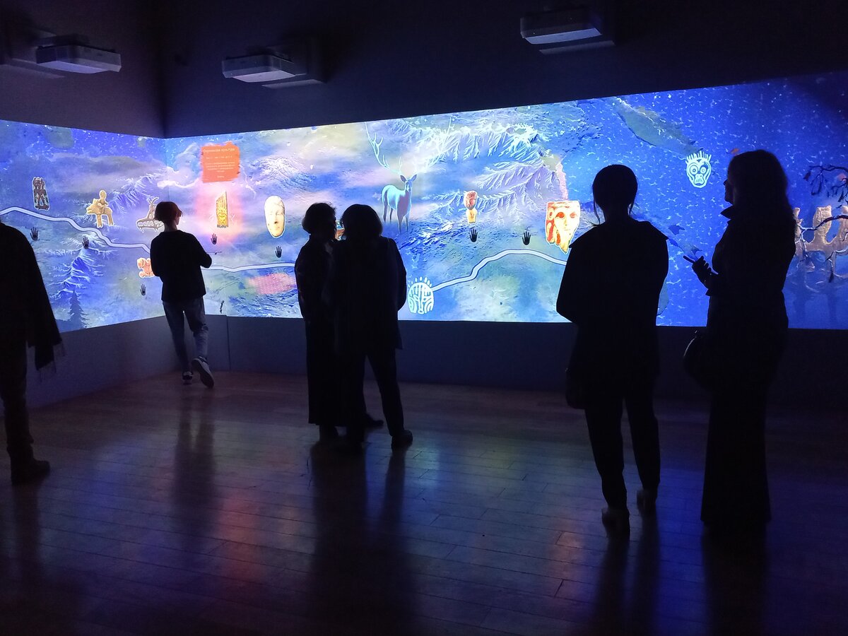 На ее фрагменты можно нажимать, и тогда зрителю предлагается факты о различных археологических культурах, представленных на этой выставке.
