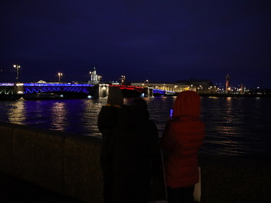     Полюбоваться огнями главной петербургской переправы горожане смогут до полуночи. Фото: Baltphoto / Николай Овсянников