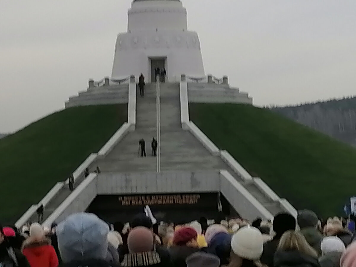 В холме под памятником - музей, но его посещение в нашу программу не входило. 