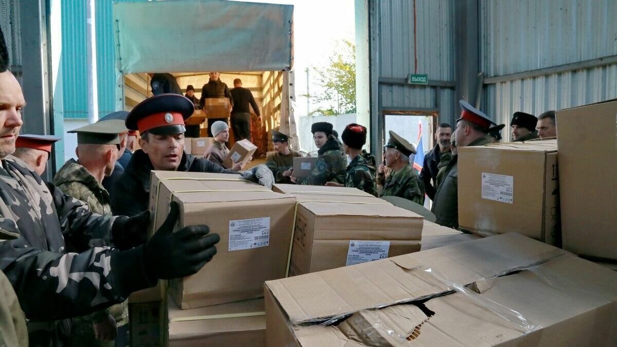     Казакам-добровольцам подразделений ДНР из Ростовской области передали партию гуманитарного груза, сообщили в облправительстве.