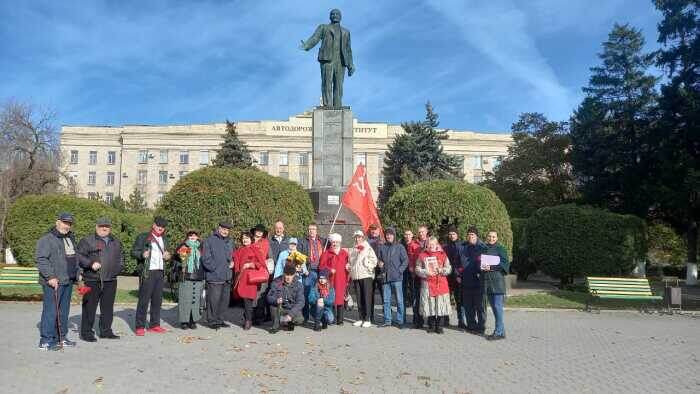    Возложение цветы к памятнику Великому Ленину на главной площади города Шахты