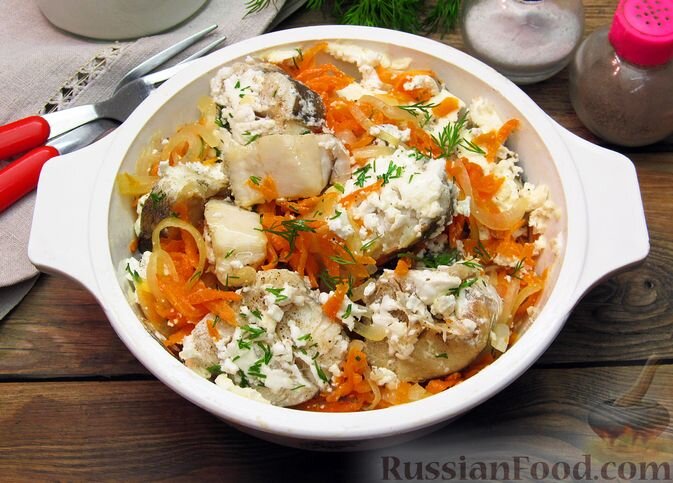 минтай, лук репчатый, морковь, сметана, соль, перец чёрный молотый