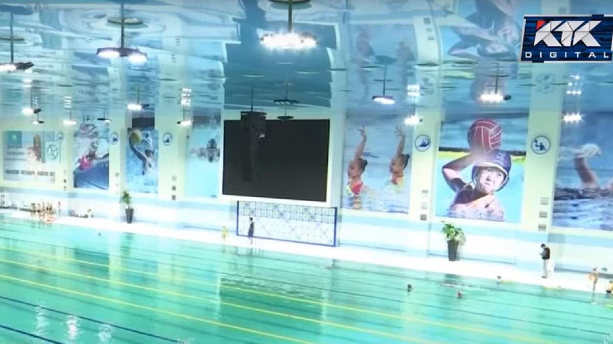    Дети плавают в бассейне:YouTube/Телеканал КТК
