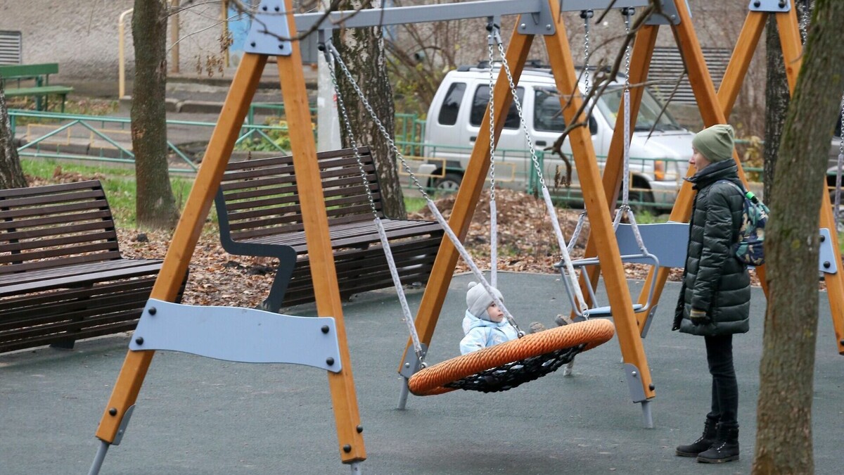     «Дубовую аллею» благоустроили в Советском районе Нижнего Новгорода в рамках программы «Формирование комфортной городской среды» нацпроекта «Жилье и городская среда». Об этом сообщил мэр города Юрий Шалабаев в соцсетях.