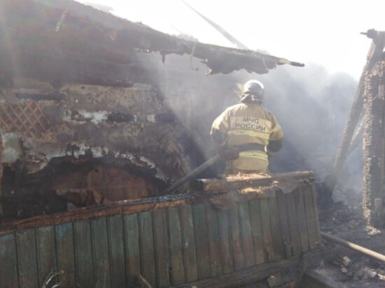     В Комсомольске-на-Амуре загорелся частный дом на улице Коммунаров ФОТО: ГУ МЧС России по Хабаровскому краю
