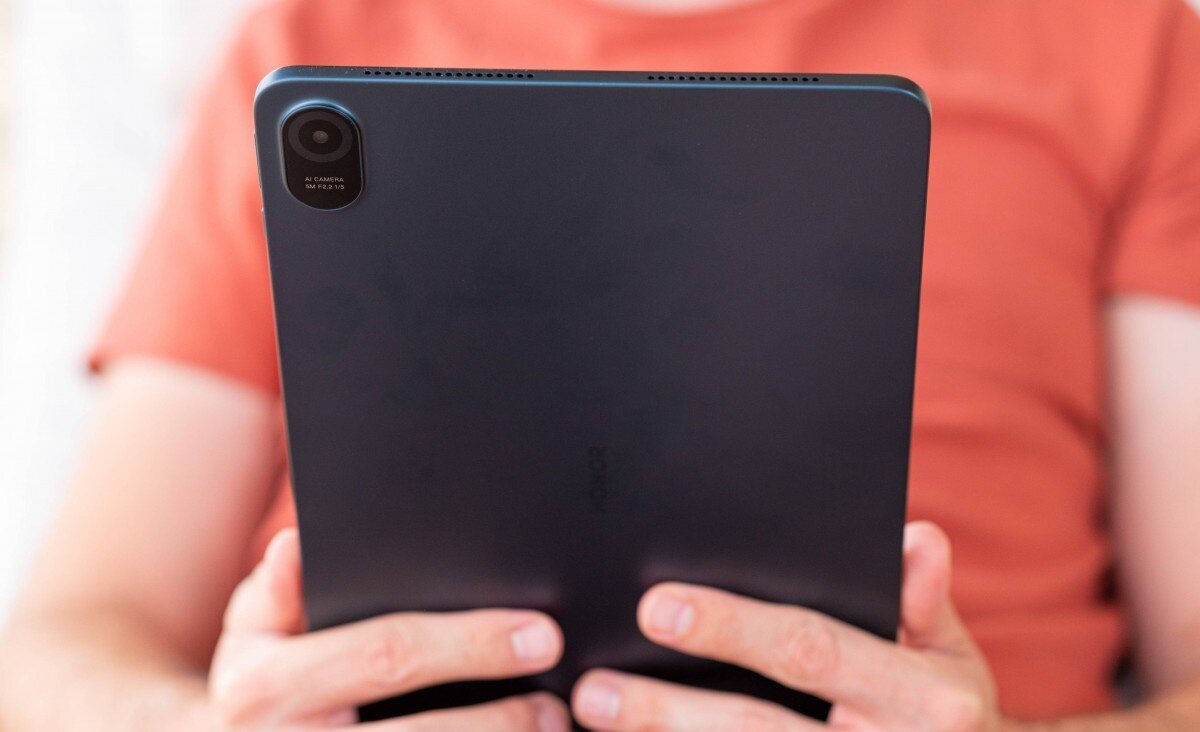    Хоть задняя панель и матовая, на ней заметны отпечатки пальцев. Фото: gsmarena.com