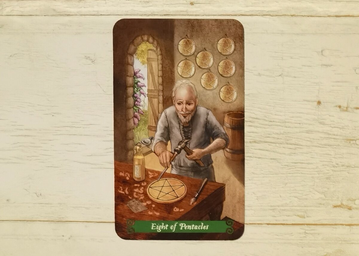 Аркан "8 Пентаклей". "Таро зеленой Ведьмы".