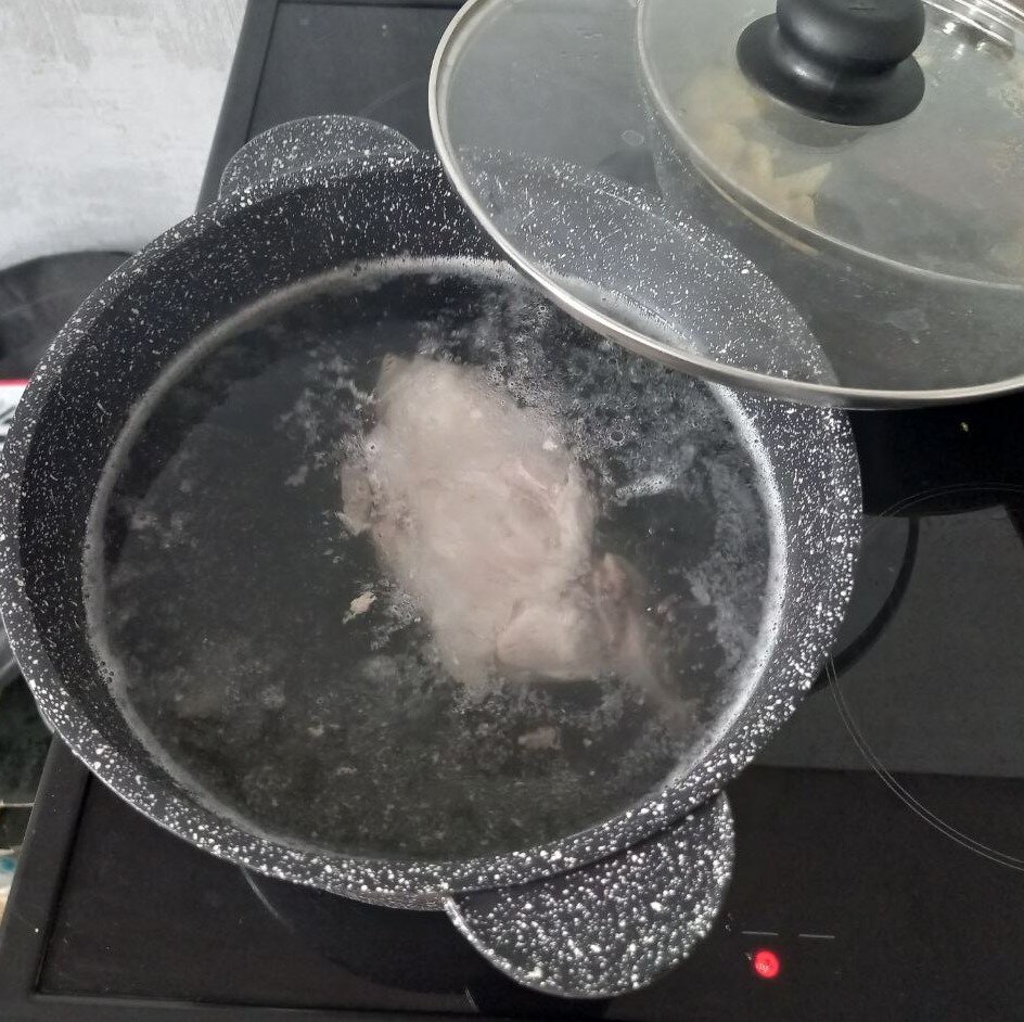 Кастрюля 4 литра  (можно брать любое мясо) у меня свинина и солим примерно чуть больше половины столовой ложки.
