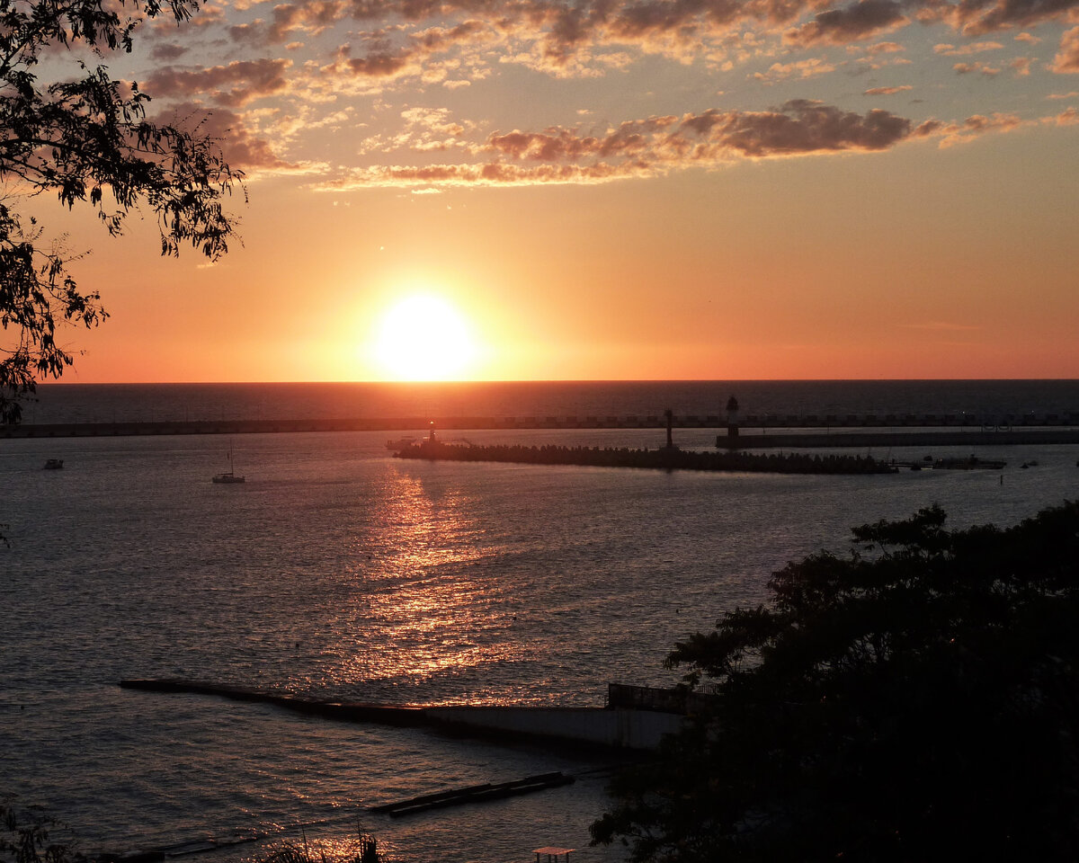 Закат над вечерним морем Сочи
