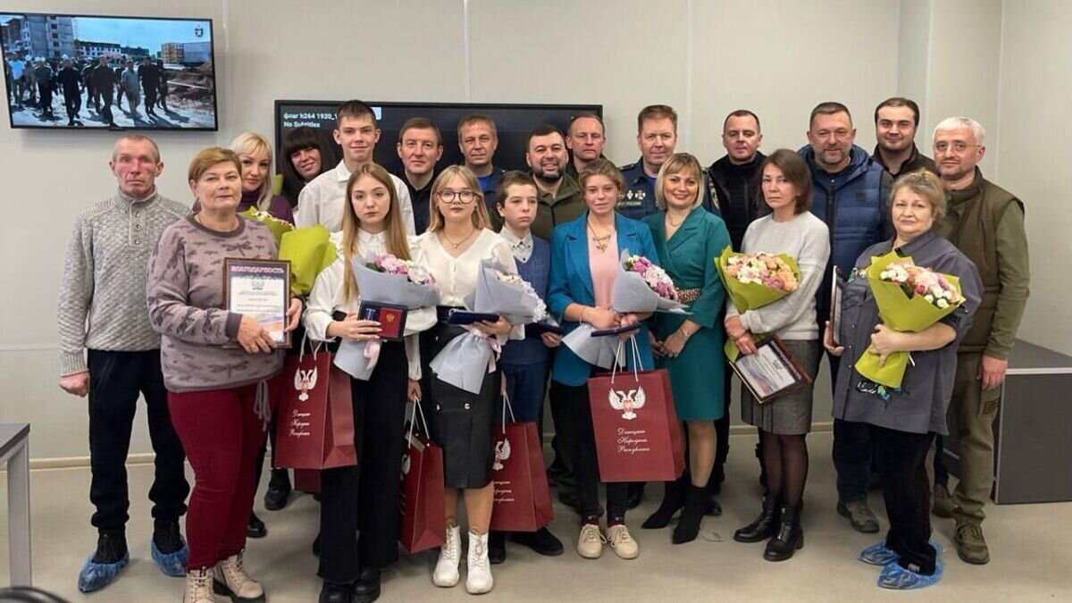    Андрей Турчак и Денис Пушилин вручили медали "За проявленное мужество" детям-героям из ДНР© Фото пресс-службы партии "Единая Россия"