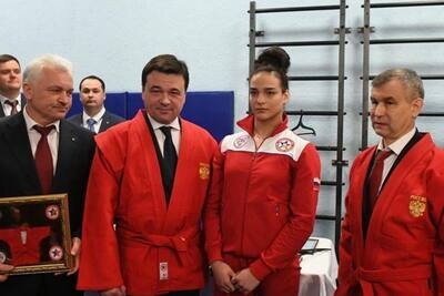    Губернатор Московской области Андрей Воробьев со спортсменкой Кариной Черевань ©Telegram-канал Губернатора Московской области Андрея Воробьева