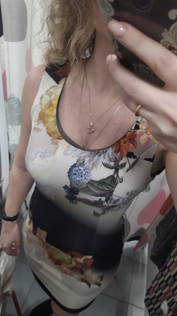 Платье Amelie & Amelie. Подклад вылезает из декольте.