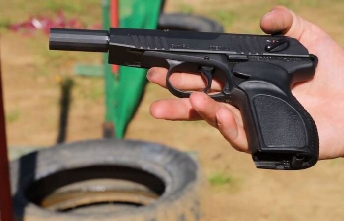 Пистолет Макарова прошел долгий путь и уже, казалось бы, обязан сойти с исторической арены. Однако, как бы не так. Не так давно пистолет претерпел ряд серьезных изменений и теперь выглядит не просто, как новый, а как иностранный! Однако, только ли в этом заключается отличие от старого советского варианта пистолета?