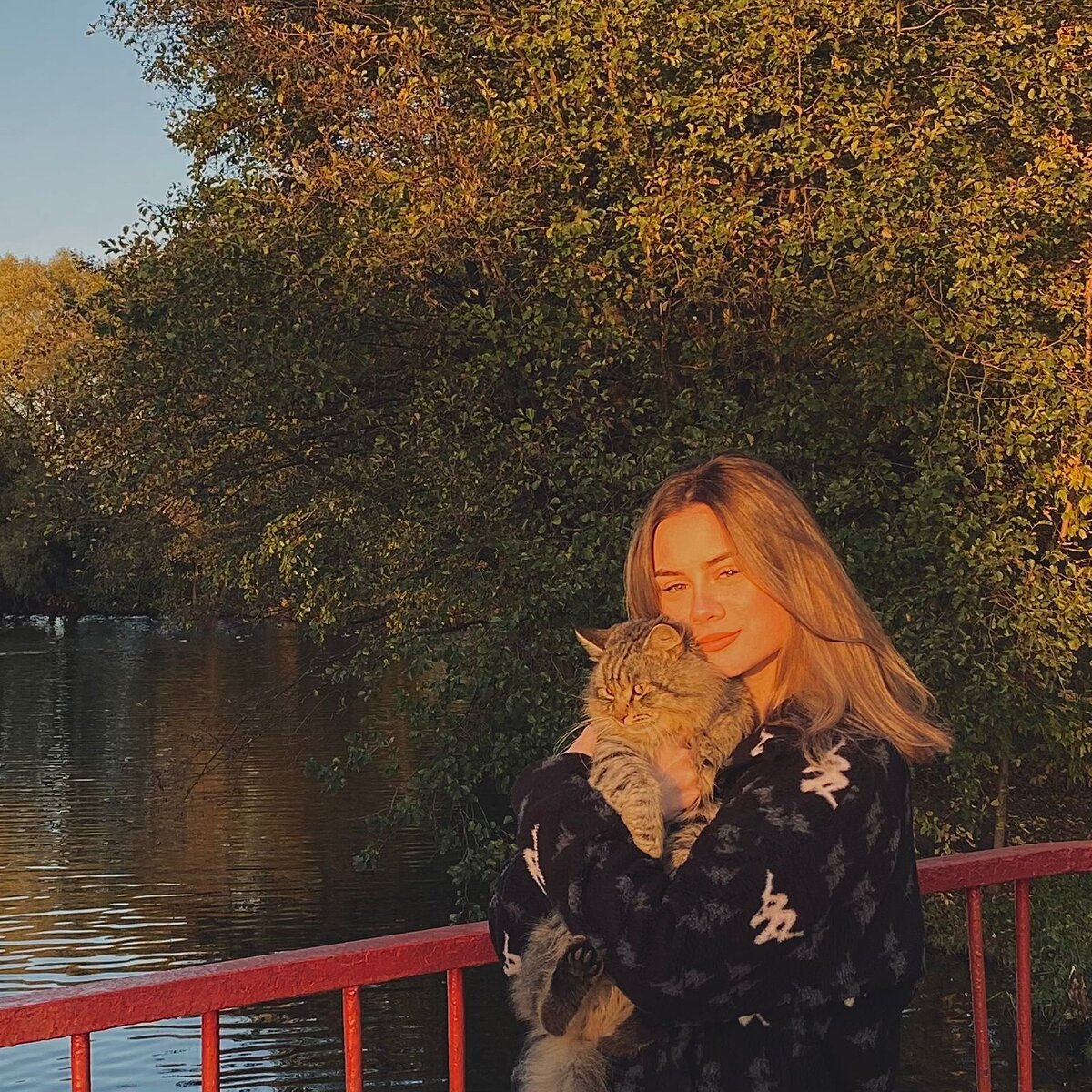 Первая и последняя совместная фотография девушки и того котика.