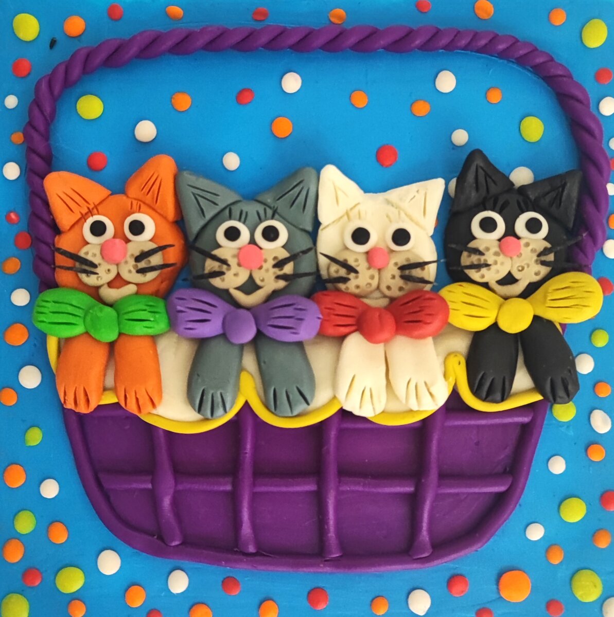 Готовый вариант аппликации из пластилина "Котики в корзинке".