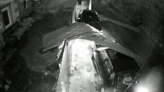     В Казани сильный ветер сорвал крышу с дома по улице Софьи Перовской. В результате железные листы упали на автомобили. Такая публикация появилась в Telegram-канале «Казань с огоньком».