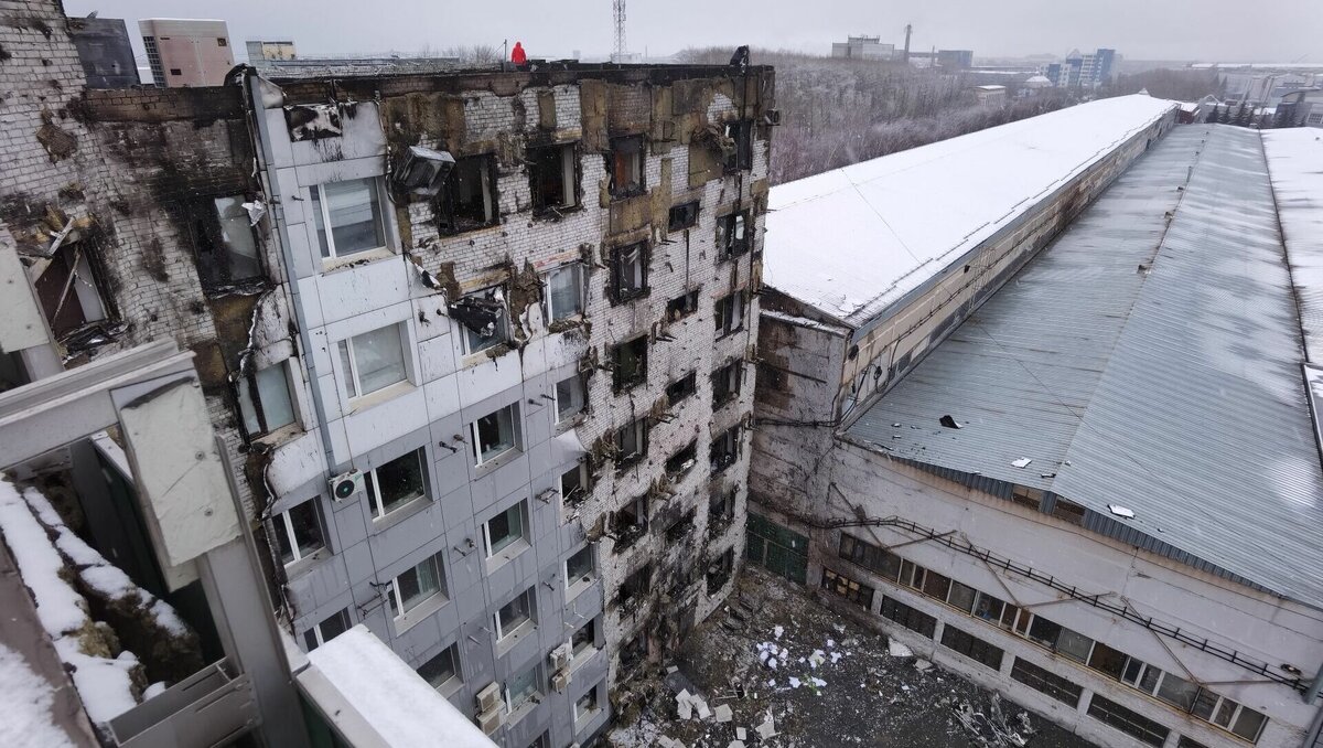     Сегодня ночью произошел пожар в здании, где располагается ТюменьНИПИнефть. Дом похож на те, что остались стоять в Чернобыле после аварии. Научный институт находится стадии банкротства, и информация об этом вывешена в открытый доступ в здании.