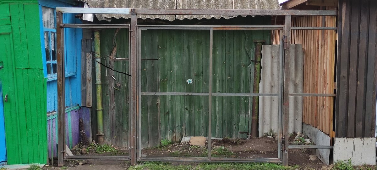 Новое на фоне старых ворот. Фото автора