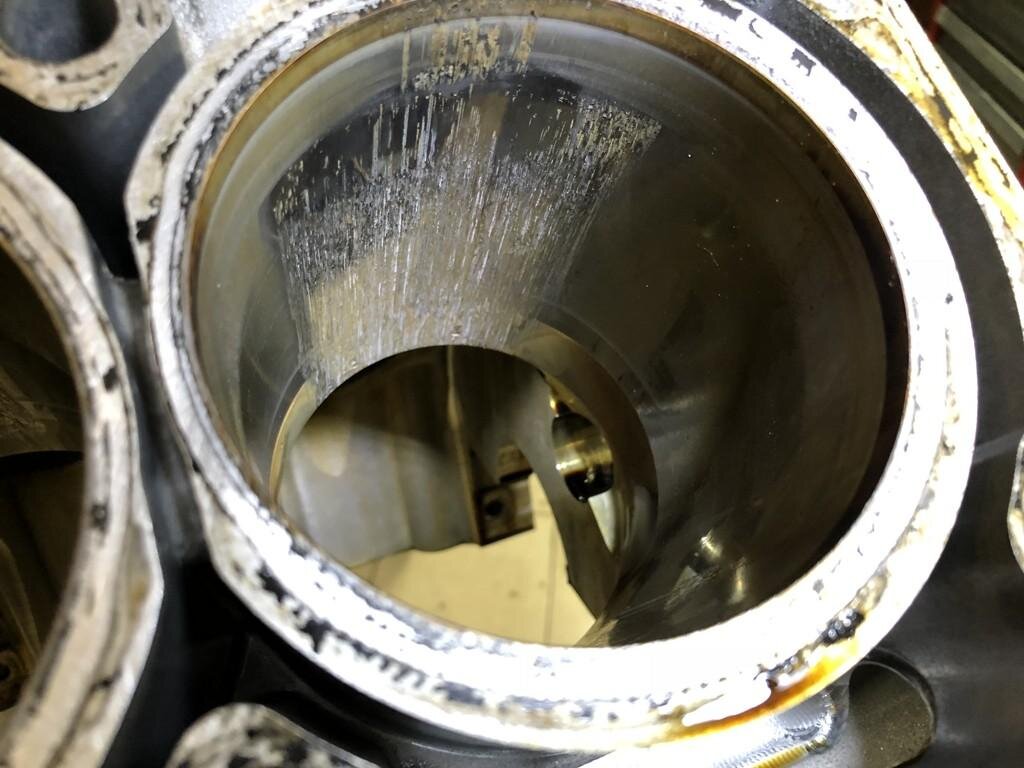 Задиры – царапины на стенках цилиндров, которые могут появиться на любом пробеге, даже в первые 3-4т км.

