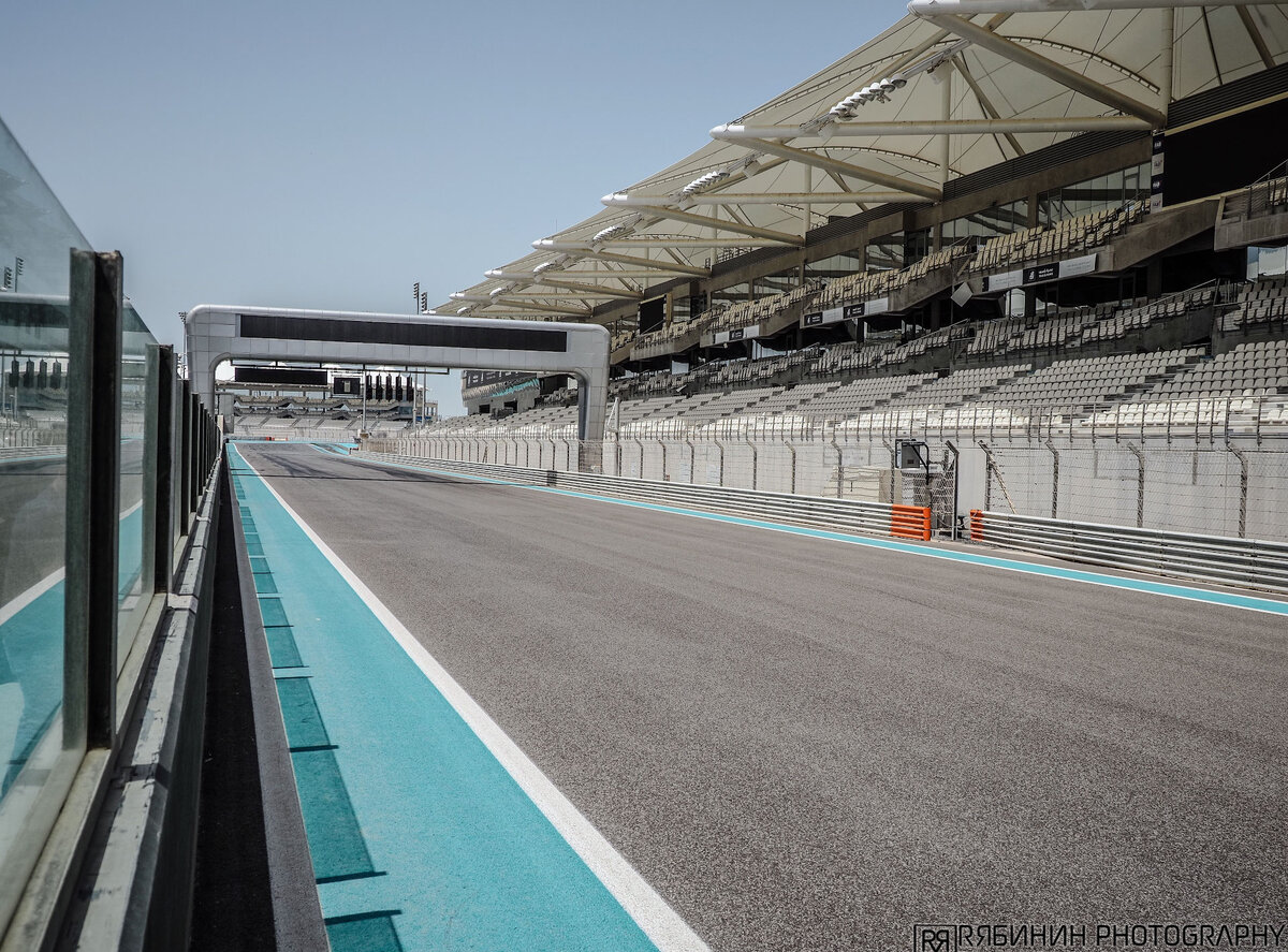 Подсмотрел, как выглядит пустой паддок трассы F1 Yas Marina Circuit
